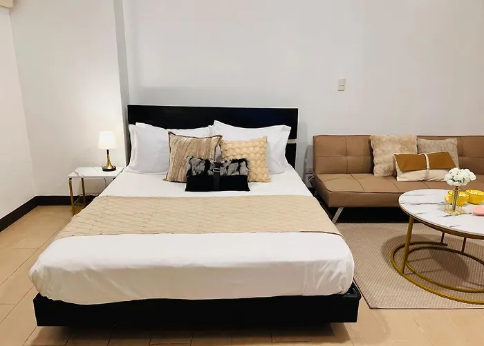 Cq House Venice Luxury Balcony View And Pool Apartment Manila