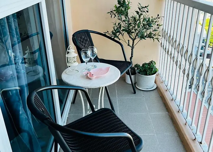 Cq House Venice Luxury Balcony View And Pool * Manila